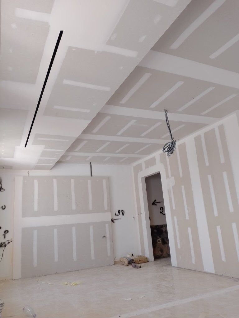 Forro de drywall rebaixado com iluminação embutida em LED, Lumine Acabamentos